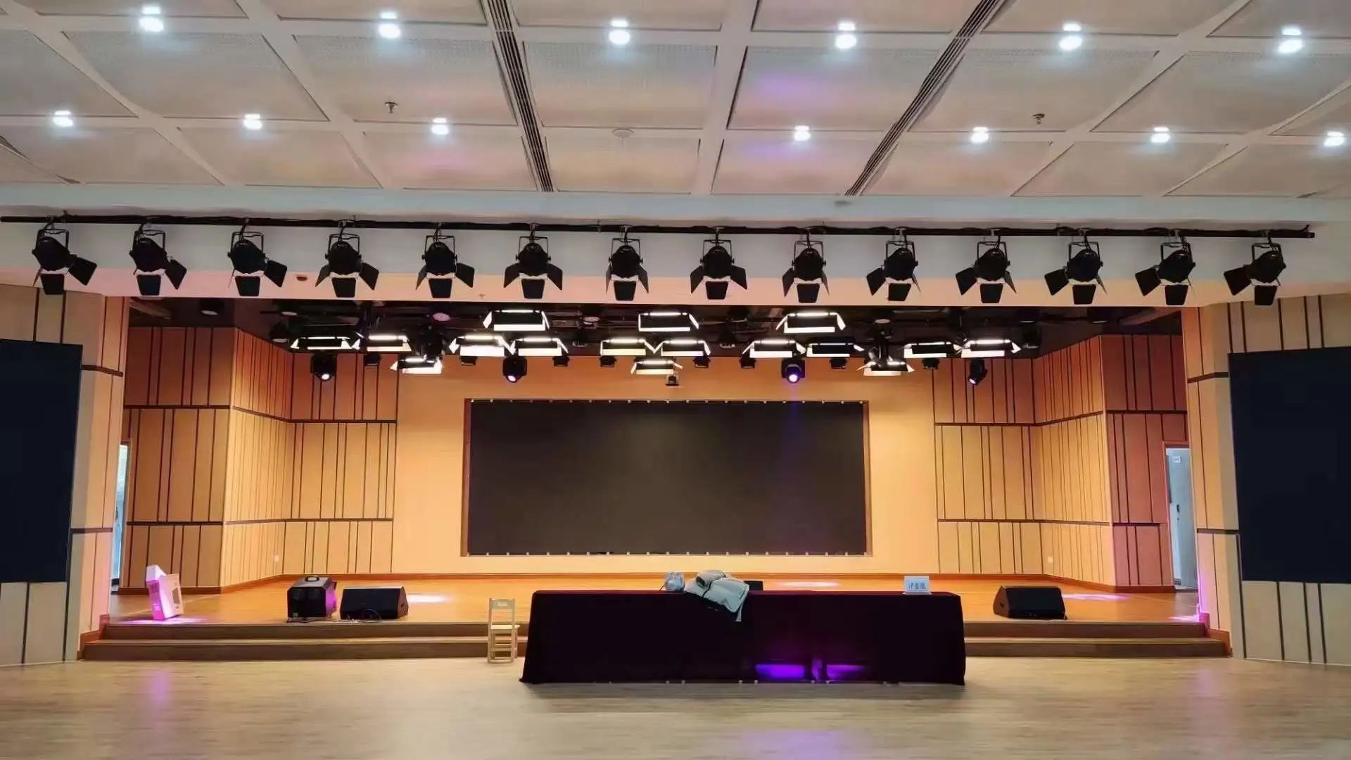 PP电子专业灯光音响扩声系统工程产品服务于某学堂会堂！